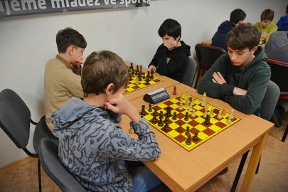 Nová šachová generace zahajuje jízdu