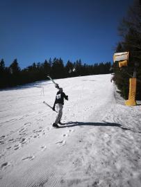 1.A se vrátila z lyžáku!