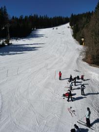 1.A se vrátila z lyžáku!