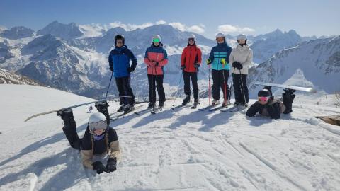 Lyžaři zdraví z italského Passo Tonale