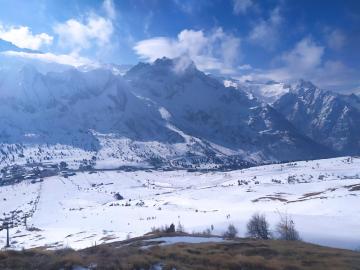 Lyžaři zdraví z italského Passo Tonale