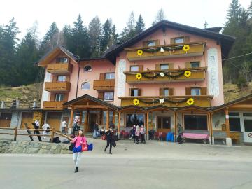 Lyžaři zdraví z italského Passo Tonale