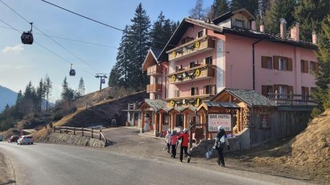 Lyžaři zdraví z italského Passo Tonale