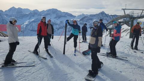 Lyžaři zdraví z italského Passo Tonale