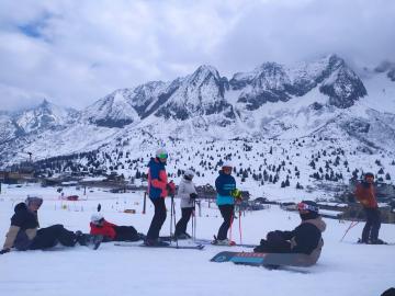 Lyžaři zdraví z italského Passo Tonale