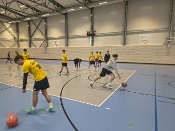 Basketbalisté zahájili středoškolské hry vítězně