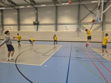 Basketbalisté zahájili středoškolské hry vítězně